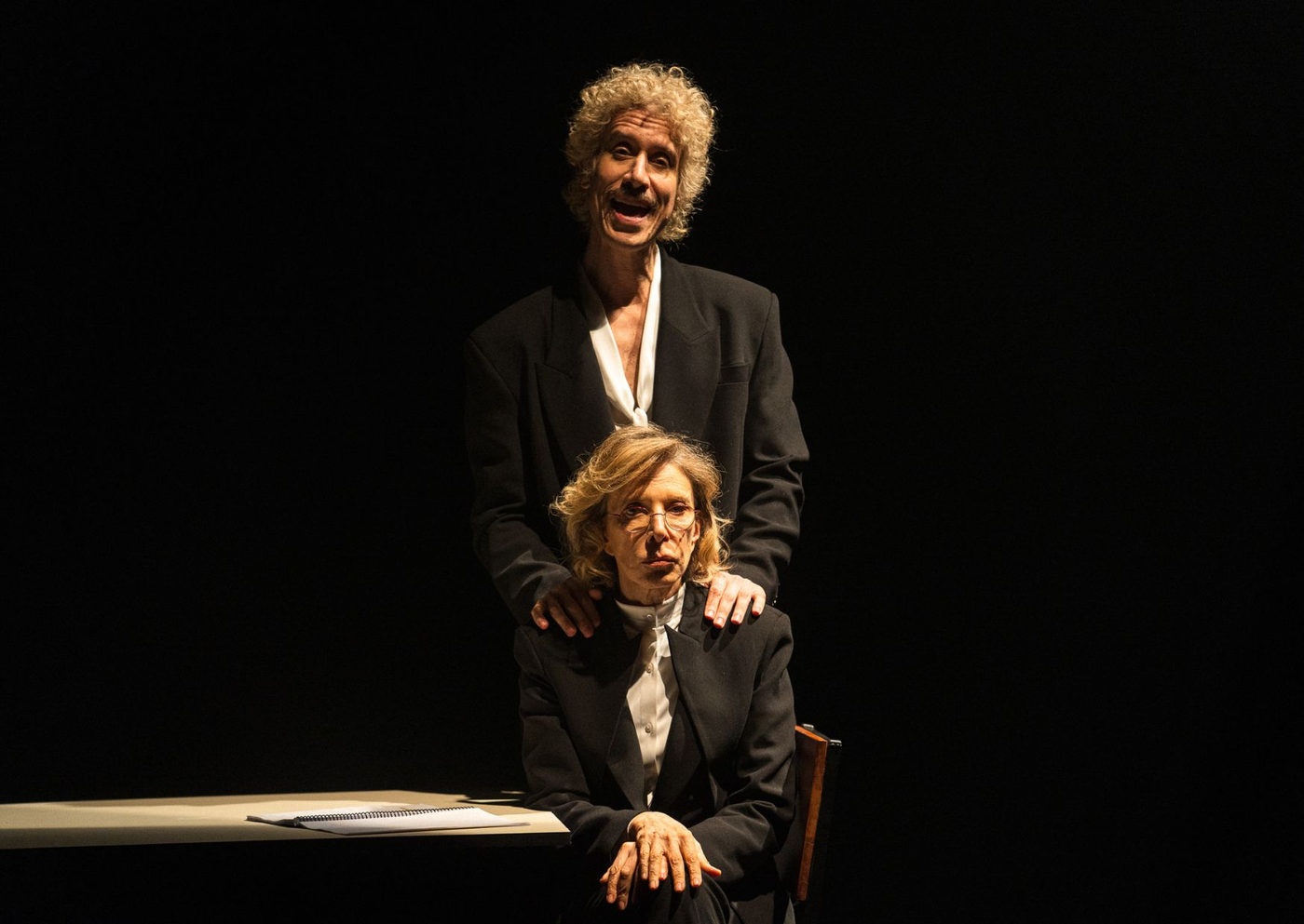 Marília Gabriela retorna aos palcos com o espetáculo “A Última Entrevista” em curta temporada no Teatro Porto