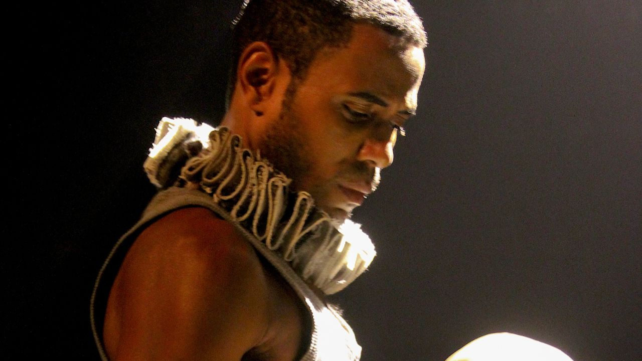 “Hamlet, sonhos que virão” reestreia com Ícaro Silva e segue em cartaz no Nu Cine Copan