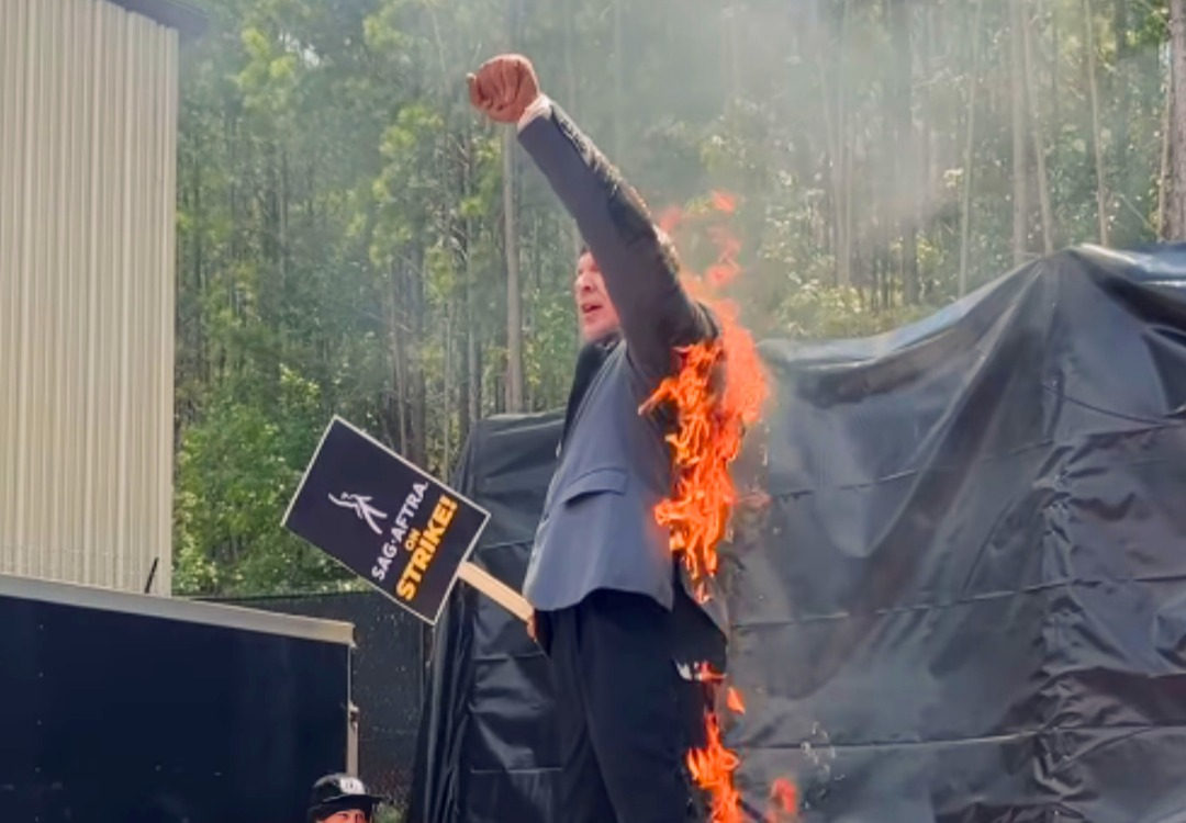 Dublê de Hollywood ateia fogo em suas roupas durante protesto