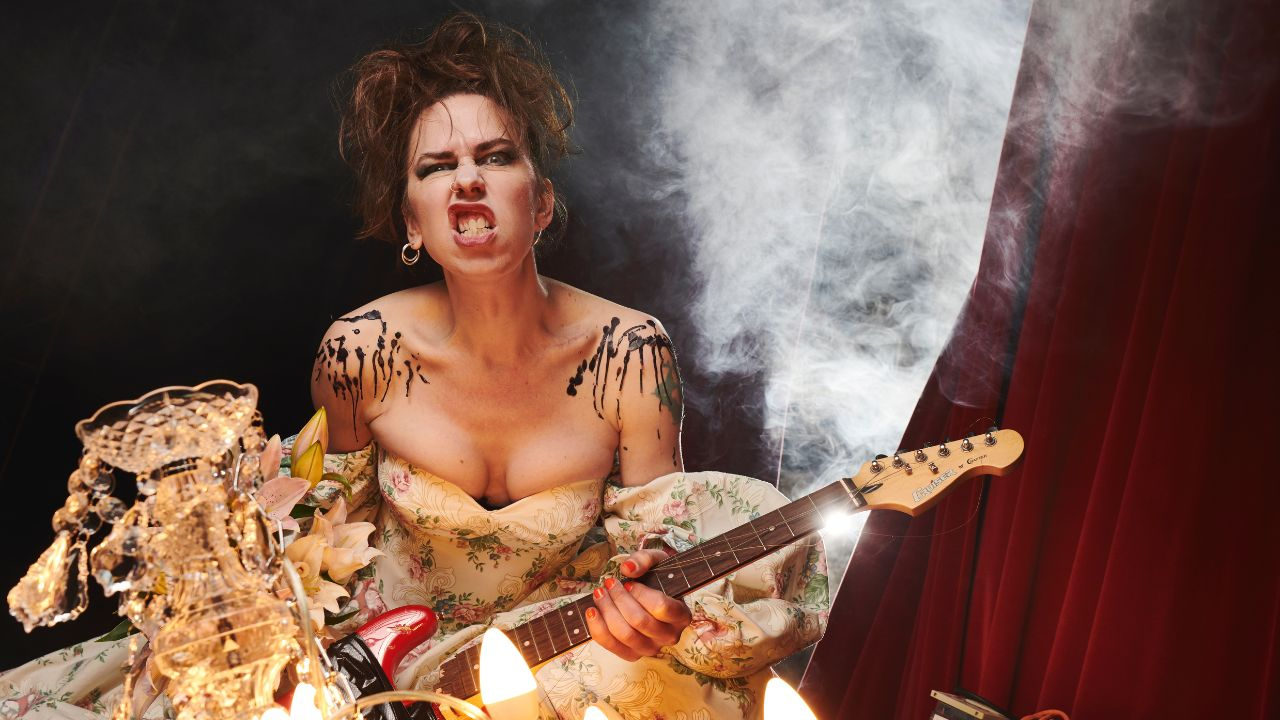 Emma Frankland estreia no Brasil com “No Apologies”, releitura queer do MTV Unplugged do Nirvana