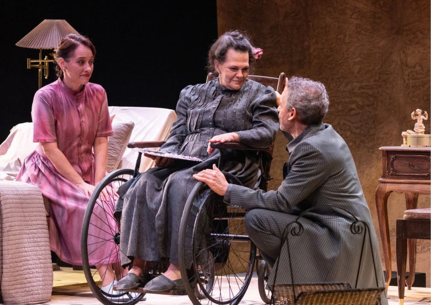 ”O Vazio na Mala” estreia no Teatro do Sesi, emocionando o público com uma história de sobrevivência e esperança
