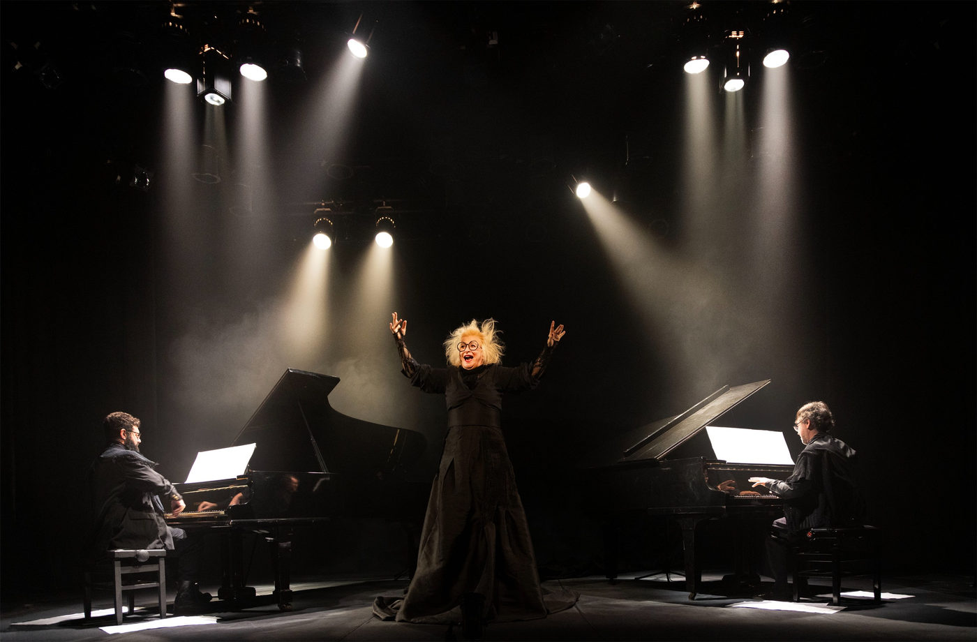”A Aforista” reestreia no Teatro Vivo com Rosana Stavis e duelo de pianistas