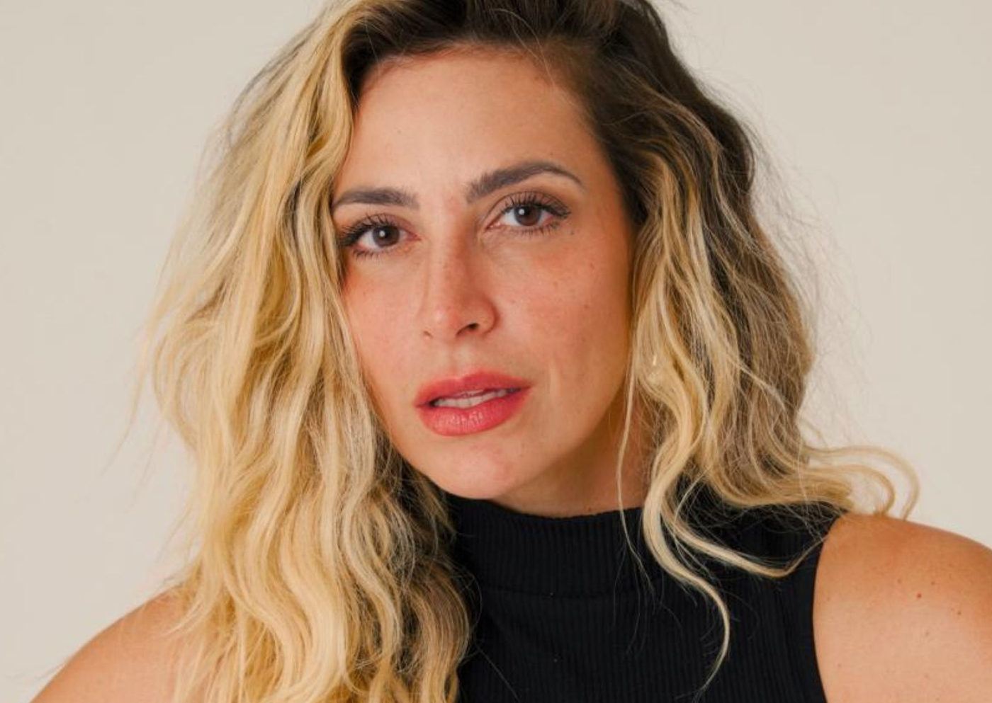 Thais Piza aposta na própria voz e lança show inédito que une teatro, pop rock e liberdade artística