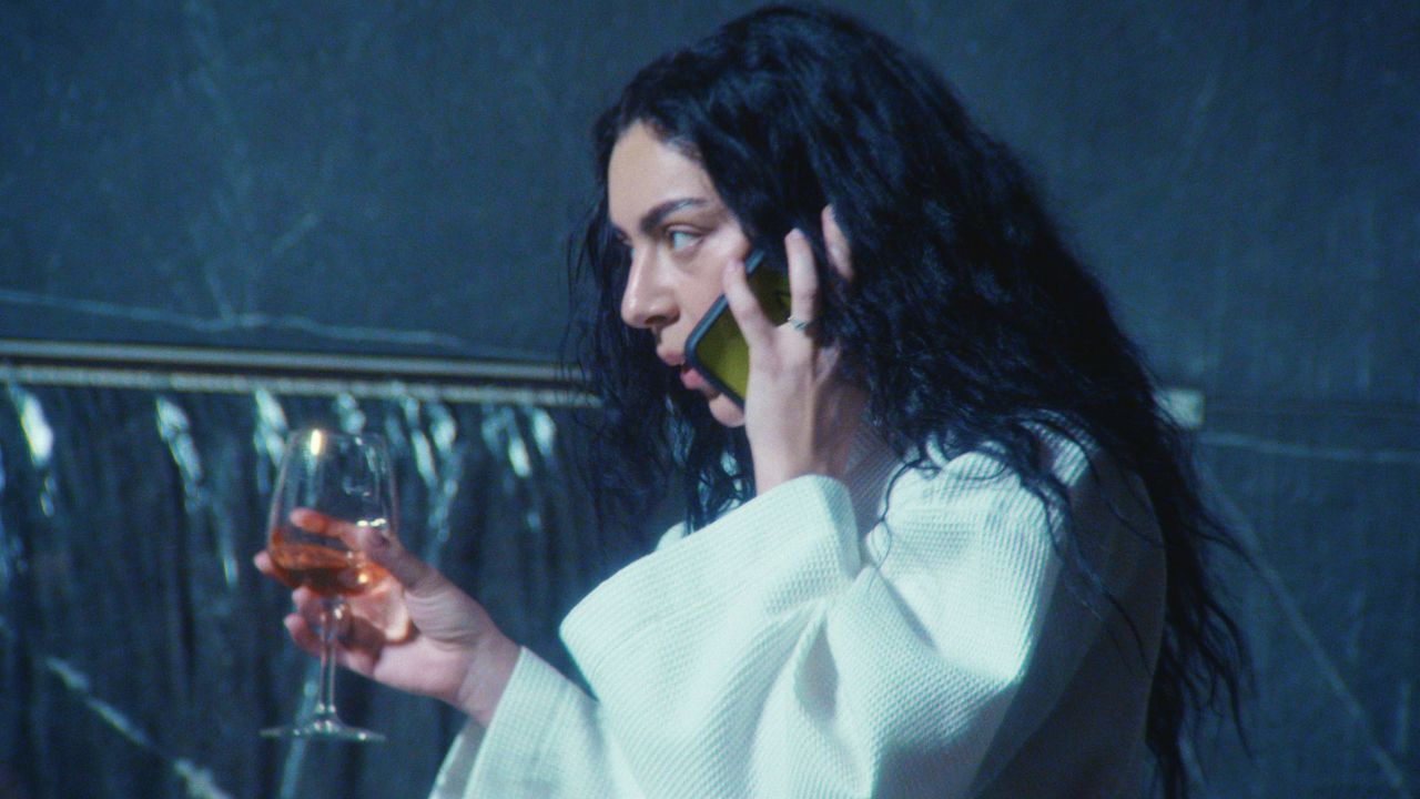 The Moment, desenvolvido a partir de ideia original de Charli XCX, estreia em novos cinemas no Brasil