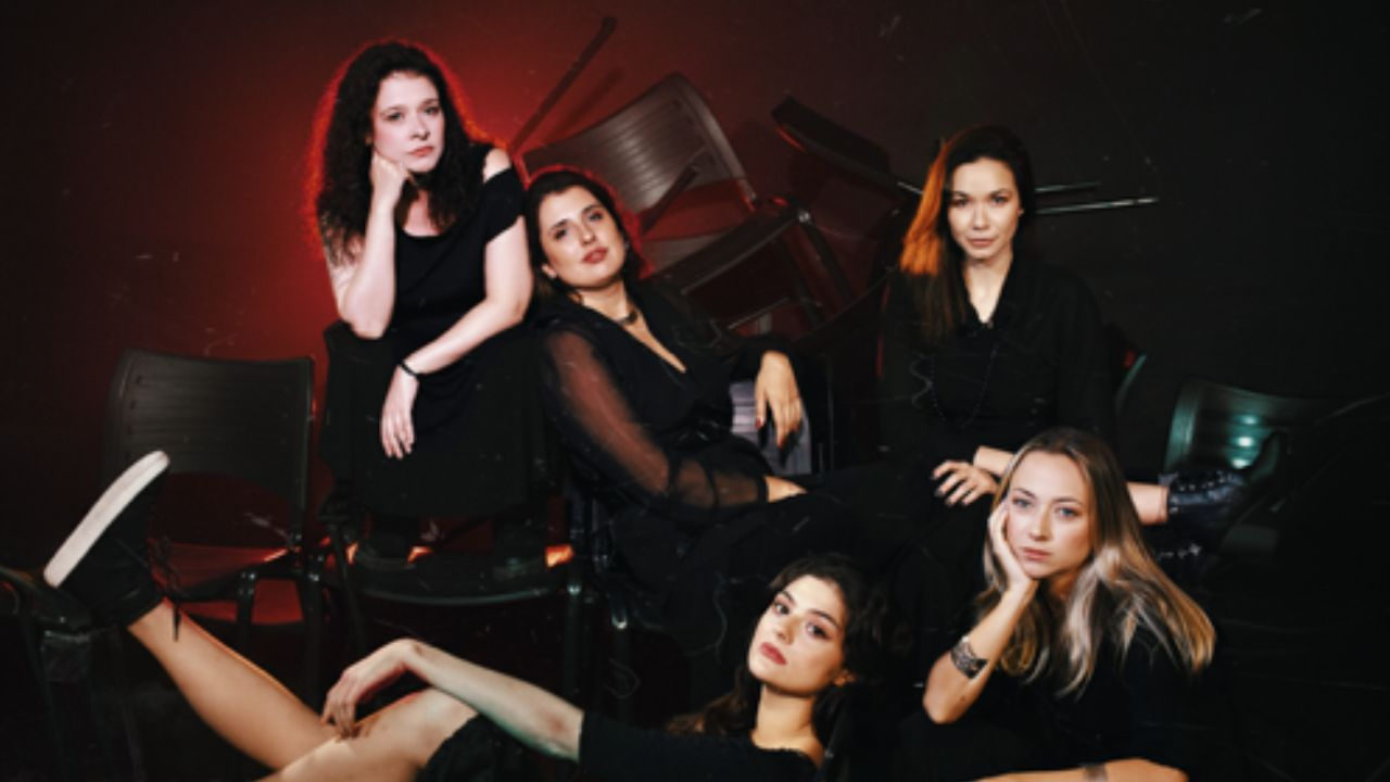 Cinco mulheres, um bar e nenhum acordo: Cia das Madás estreia “Enquanto Não Decidimos” no Basalto Teatro Bar