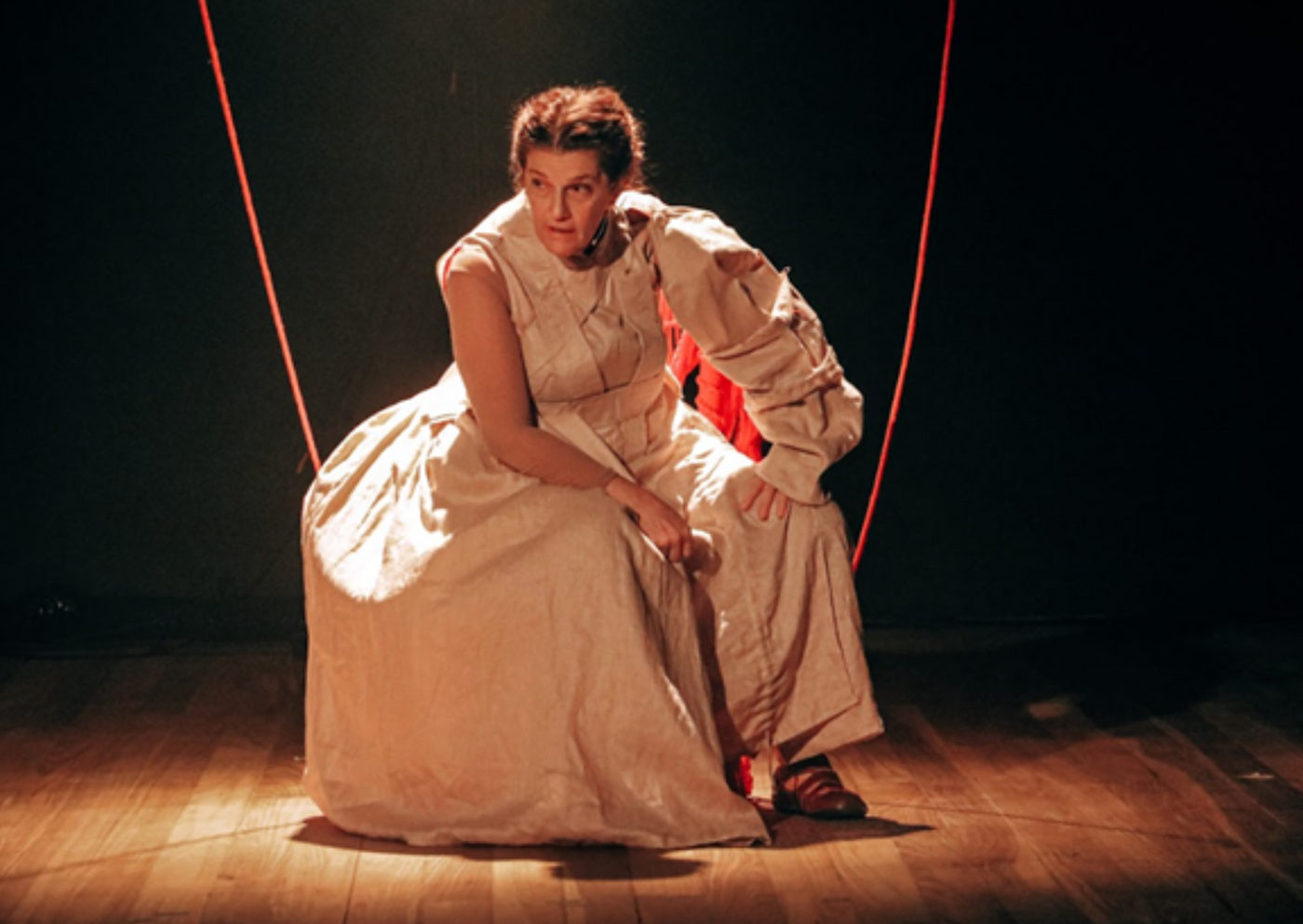 Peça celebra o feminino com seis personagens históricas e une filosofia, teatro e tecnologia em uma experiência sensorial única
