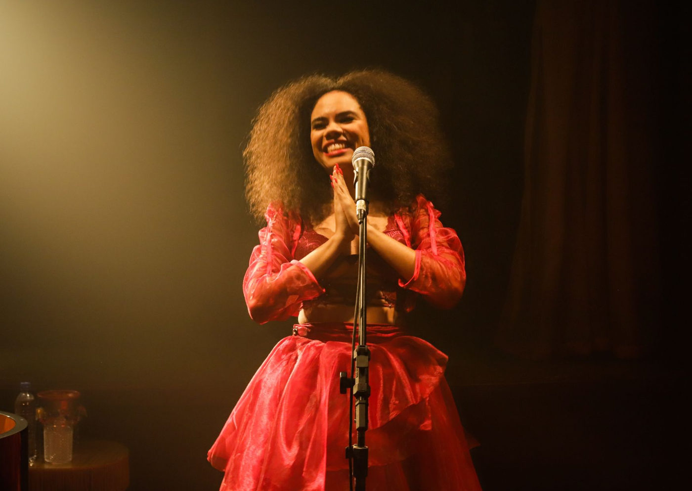 Júlia Sanchez faz show dedicado a sucessos de Divas da MPB
