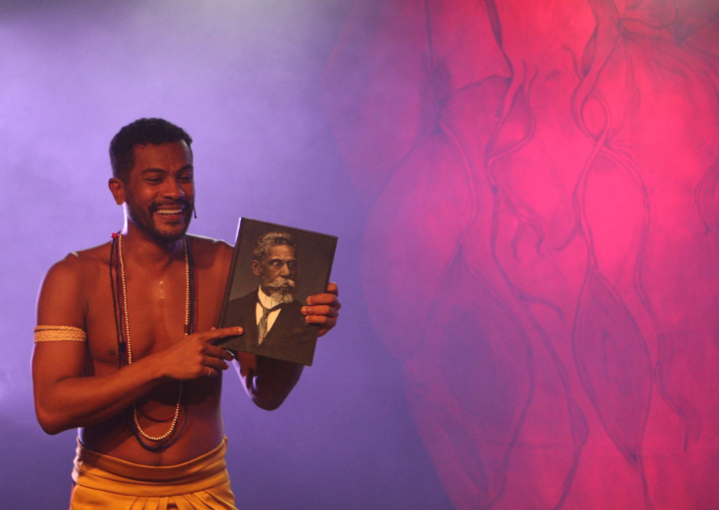 Samuel de Assis Estreia o Monólogo ”E Vocês, Quem São?” no Sesc Santo André