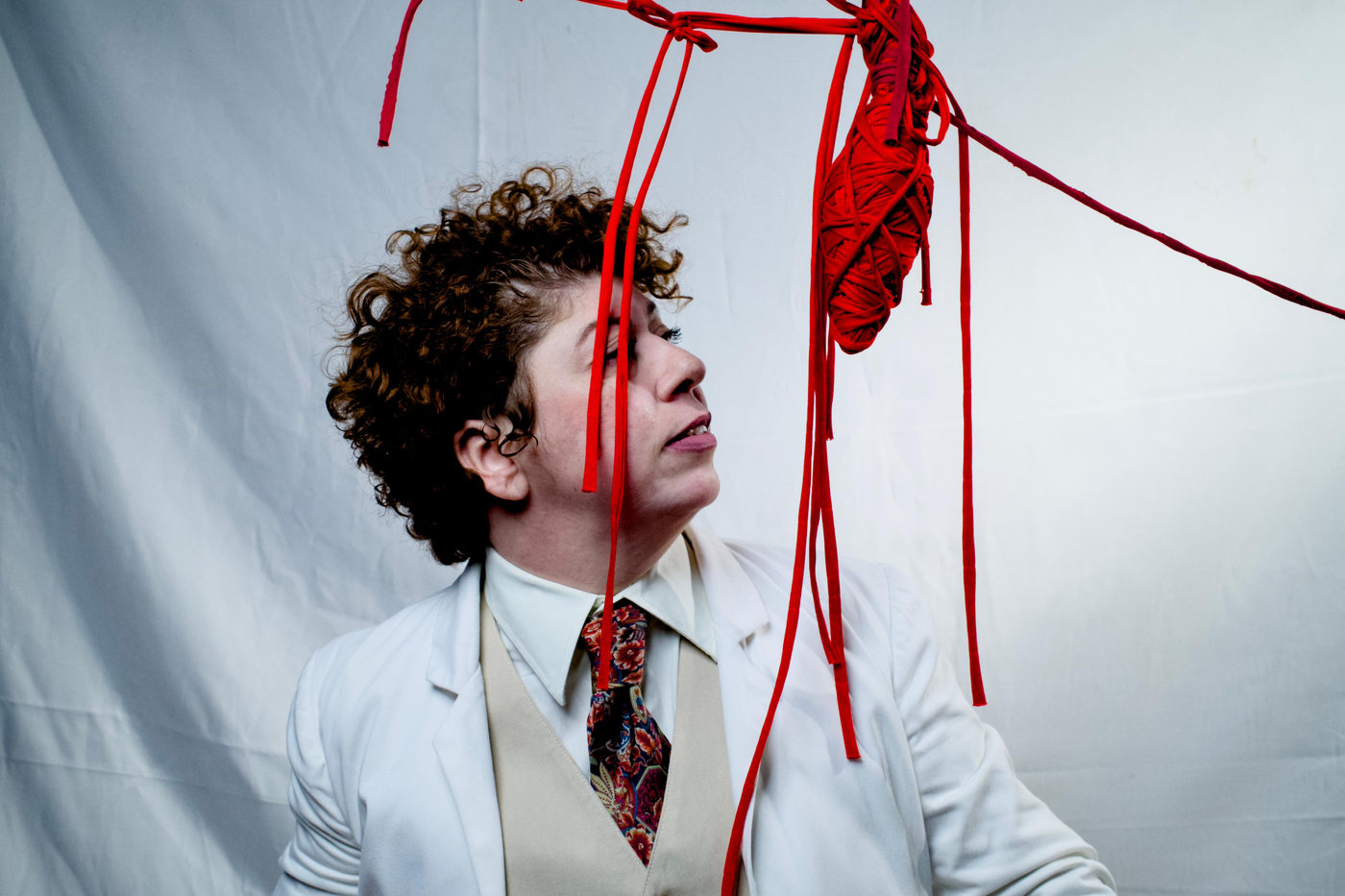 Ruth Melchior estreia solo ”Autorretrato com Frida(z) e Flores” no Teatro Pyndorama