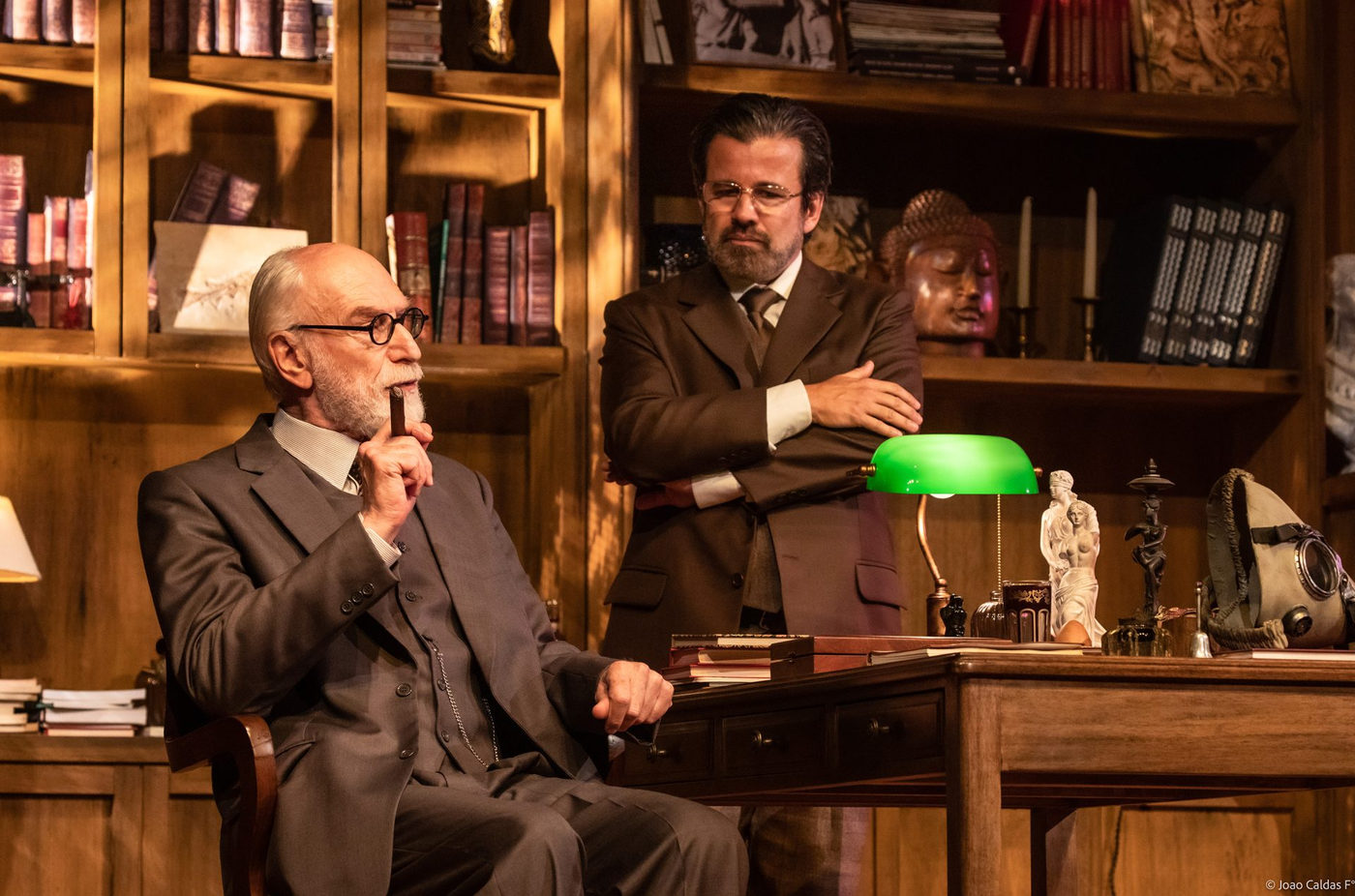 ”A Última Sessão de Freud” retorna aos palcos de São Paulo para uma nova temporada no Teatro Vivo