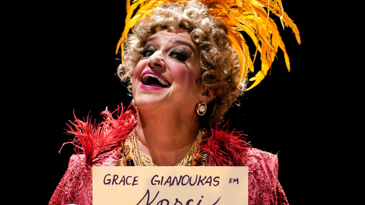 Grace Gianoukas faz temporada final de Nasci pra ser Dercy no Teatro Itália