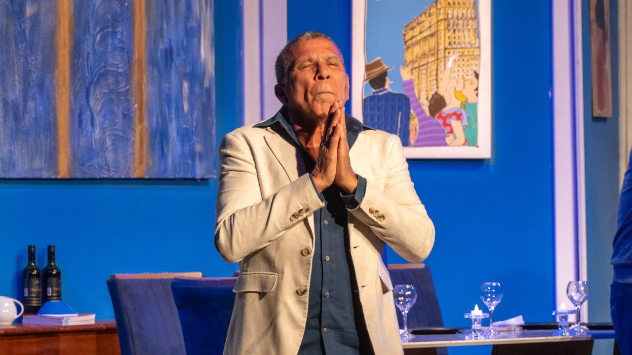 “Aluga-se Um Namorado” segue em cartaz no Teatro UOL com Eri Johnson