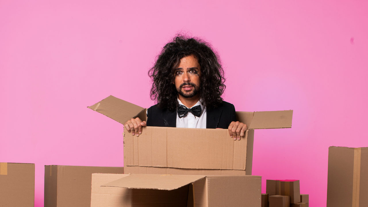 Vitor diCastro segue em cartaz com “Intenso – meu retorno de Saturno” no Teatro Itália