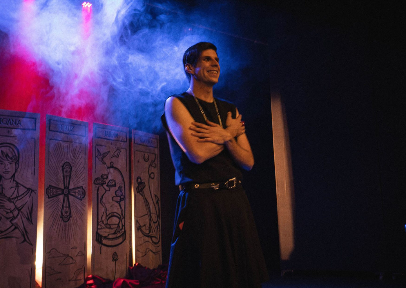 Monólogo que dialoga com as cartas do Tarot está em cartaz no Teatro União Cultural