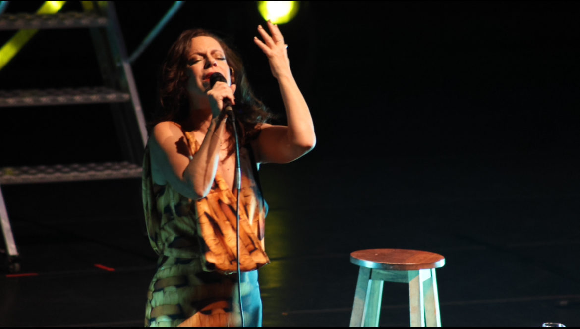 Charmosa, Bebel Gilberto vai ao céu ao mesclar sua história com a bossa ainda nova de João