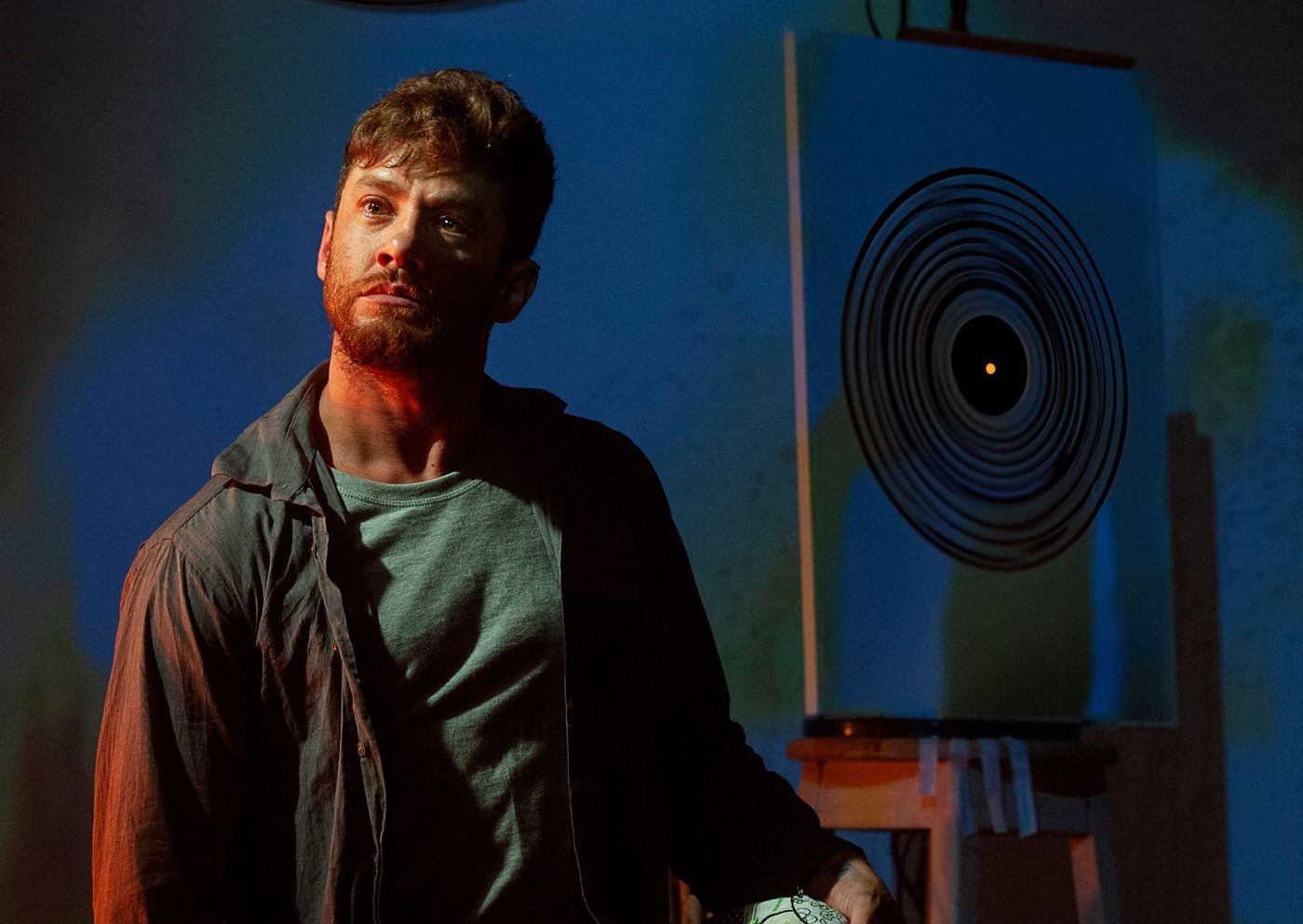 Leonardo Miggiorin estreia espetáculo “Não Se Mate” no Teatro Itália, inspirado em Drummond e com pitadas de ficção científica