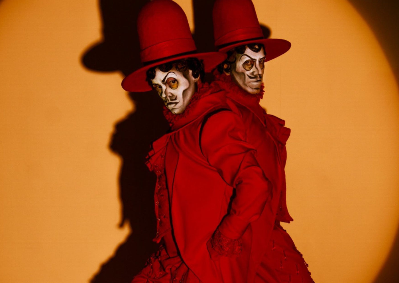 Coletivo ROOF estreia “Paralem” no Teatro Itália com distopia sensorial sobre tecnologia, tempo e ancestralidade