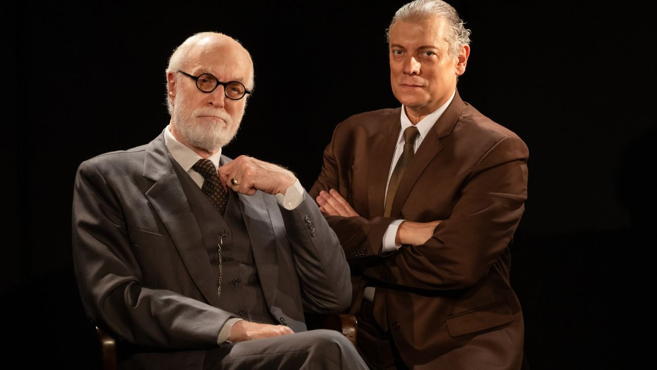 “A Última Sessão de Freud” volta a São Paulo e reestreia em 6 de março no Teatro Sabesp Frei Caneca