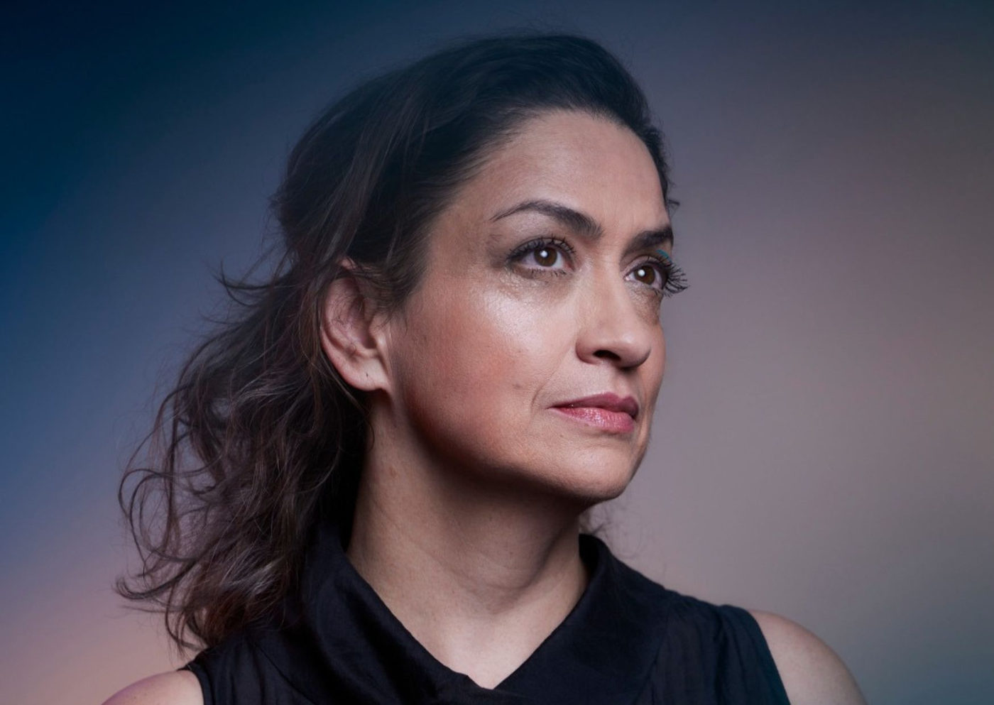 Anna Toledo, nome essencial do teatro musical, lança single autoral após anos dedicada aos palcos
