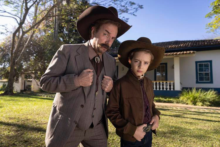 Dotô Agripino (Augusto Madeira) e Genesinho (Enzo Henrique)