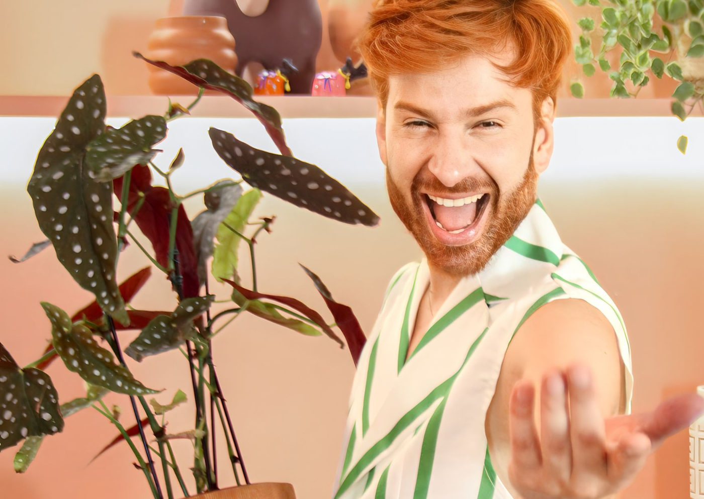Fernando Félix estreia o espetáculo solo Superpoderes da Comédia Gay no Teatro Gazeta