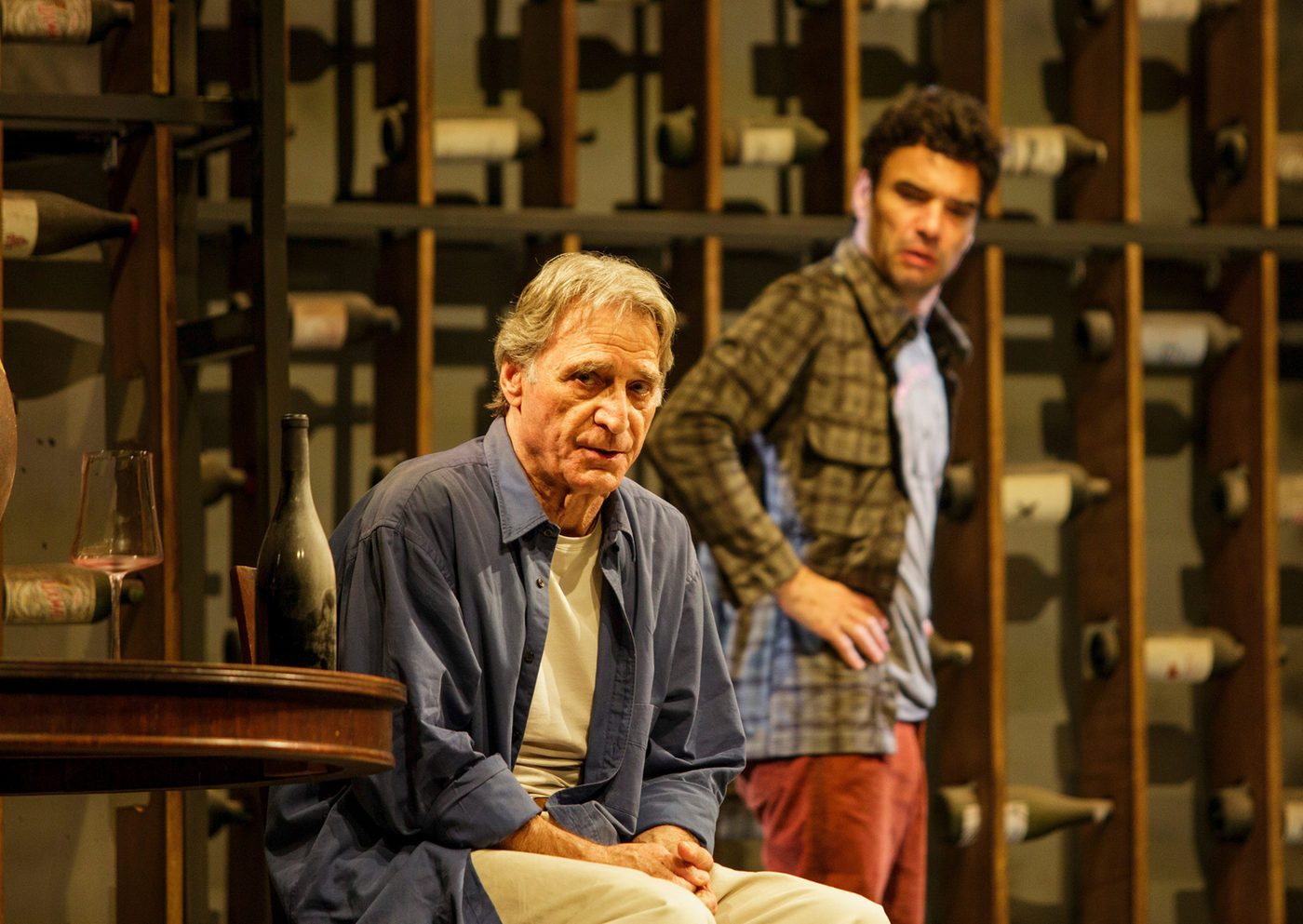 Herson Capri e Caio Blat retornam aos palcos com Memórias do Vinho no Teatro Renaissance