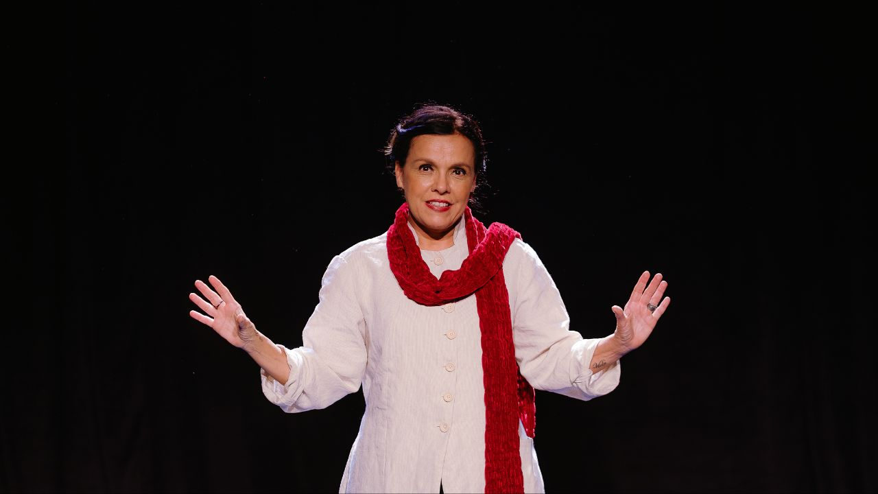 “Água Fresca para as Flores” segue em cartaz no Teatro UOL com Marcella Muniz