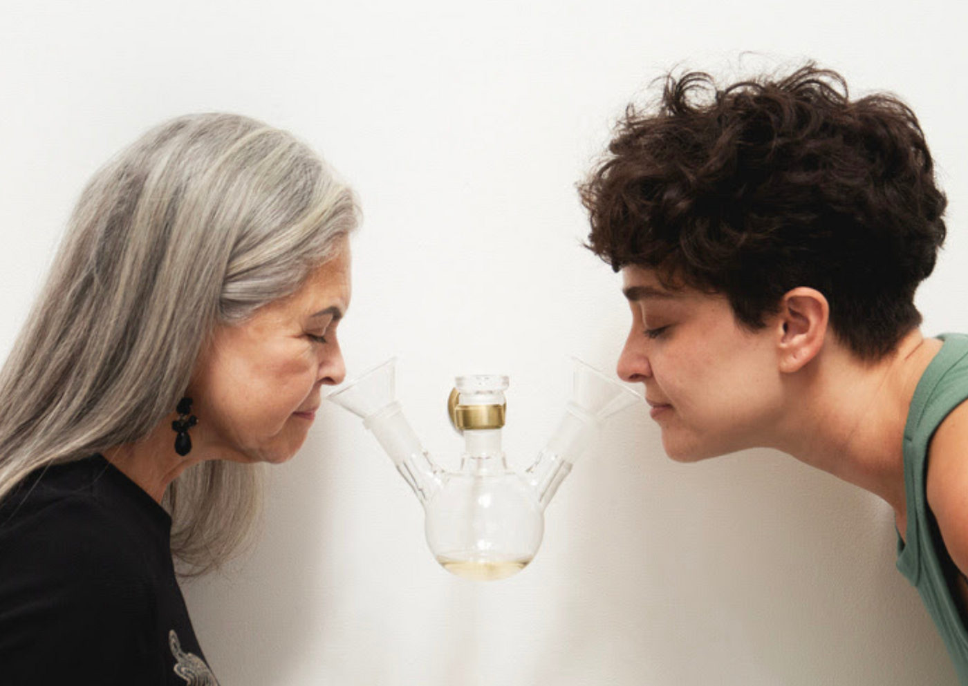 ”Inalação”: Uma Exposição Sensorial que Desafia Percepções na Galeria Luis Maluf