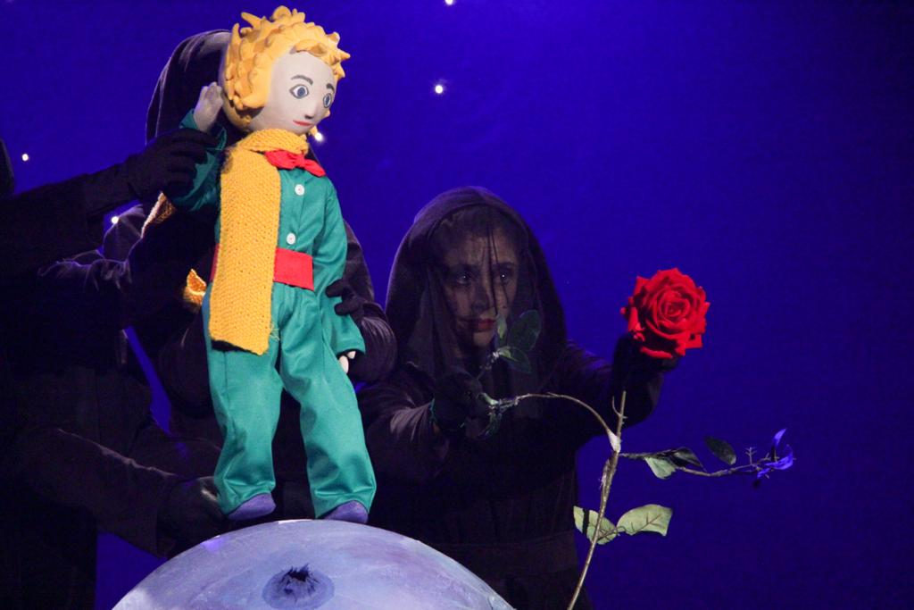Luz negra e bonecos, marcam a adaptação de “O Pequeno Príncipe” em cartaz no Teatro das Artes