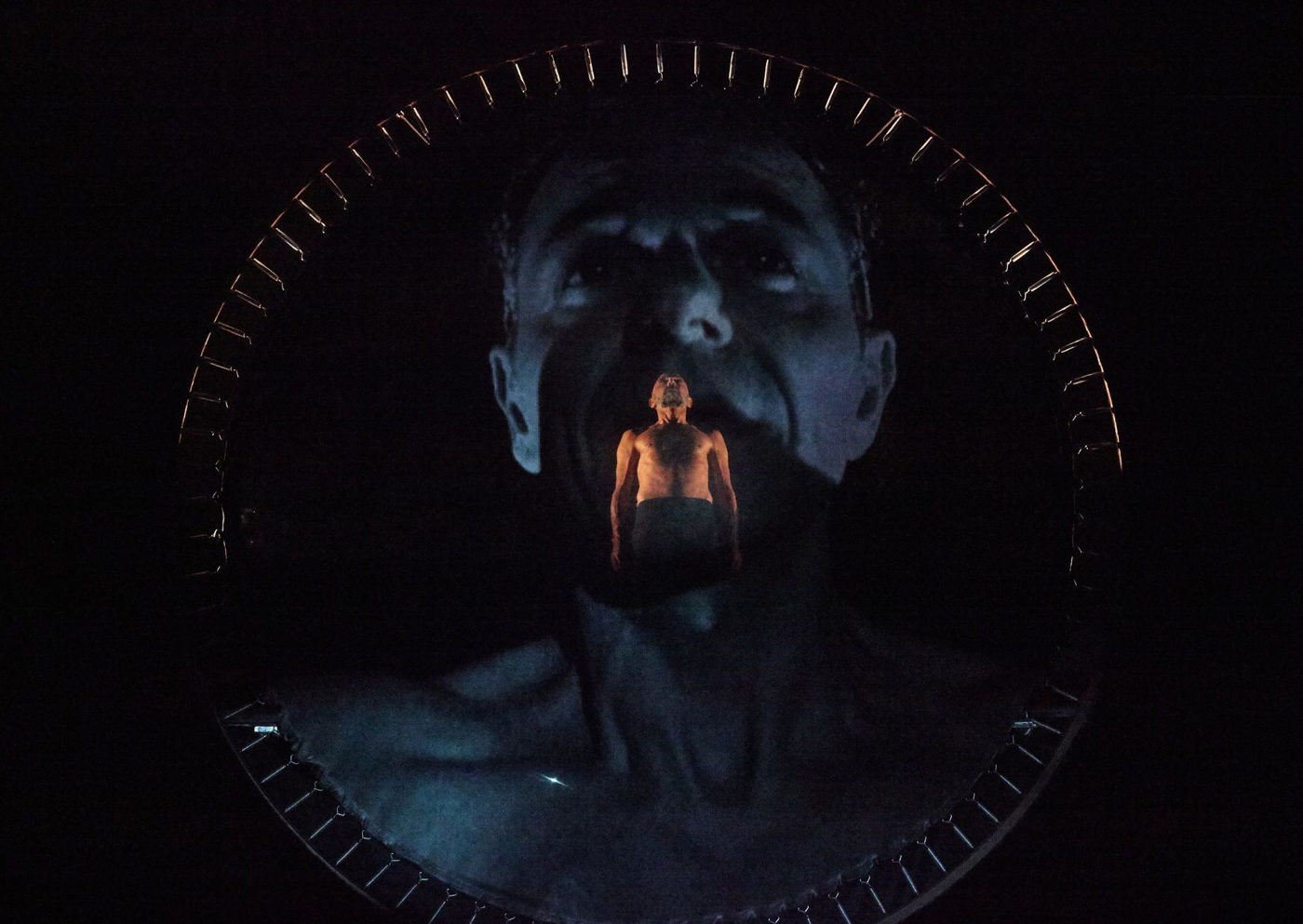 ”Enquanto Você Voava, Eu Criava Raízes”: Espetáculo Visual faz nova Temporada no Teatro Vivo