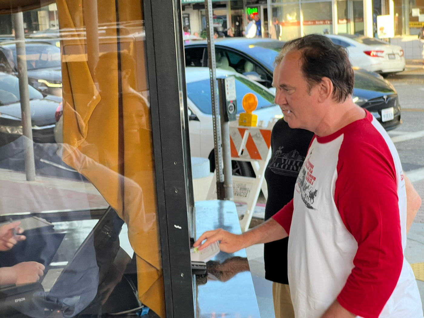 Tarantino adere a 'Barbenheimer' e assiste os dois filmes no mesmo dia