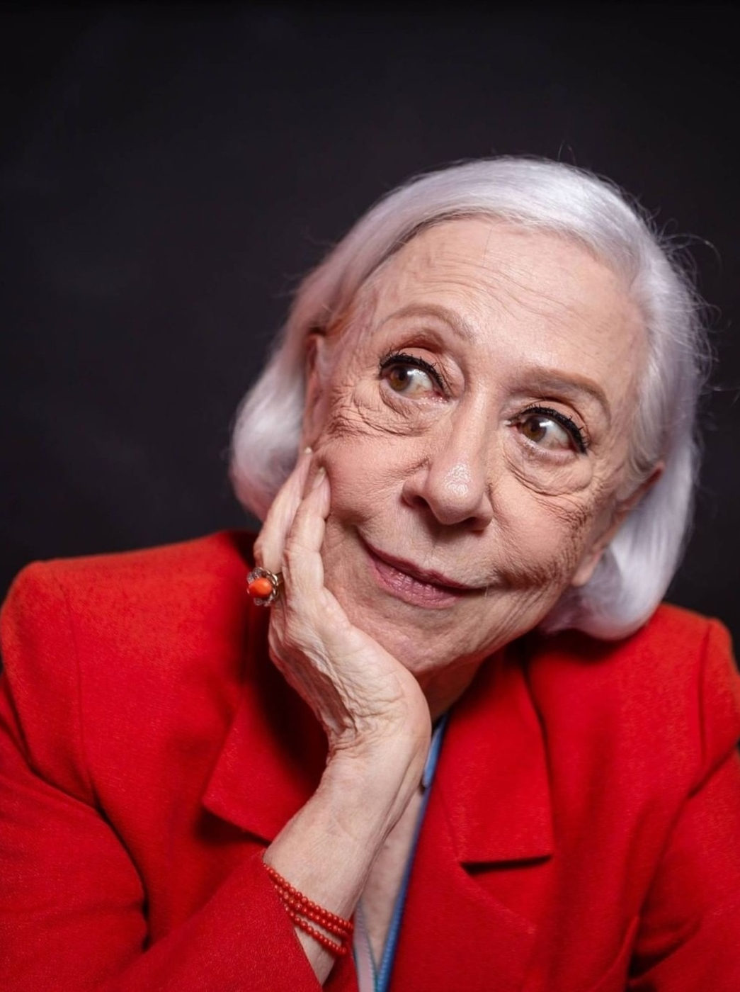 Fernanda Montenegro lê Simone de Beauvoir no teatro Poeira