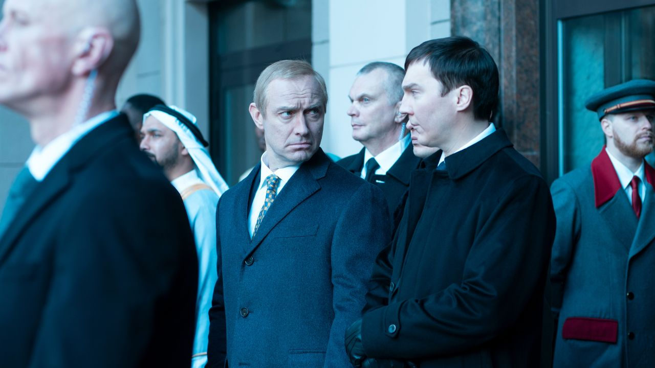 “O Mago do Kremlin”, com Jude Law e Paul Dano, estreia nos cinemas em 9 de abril
