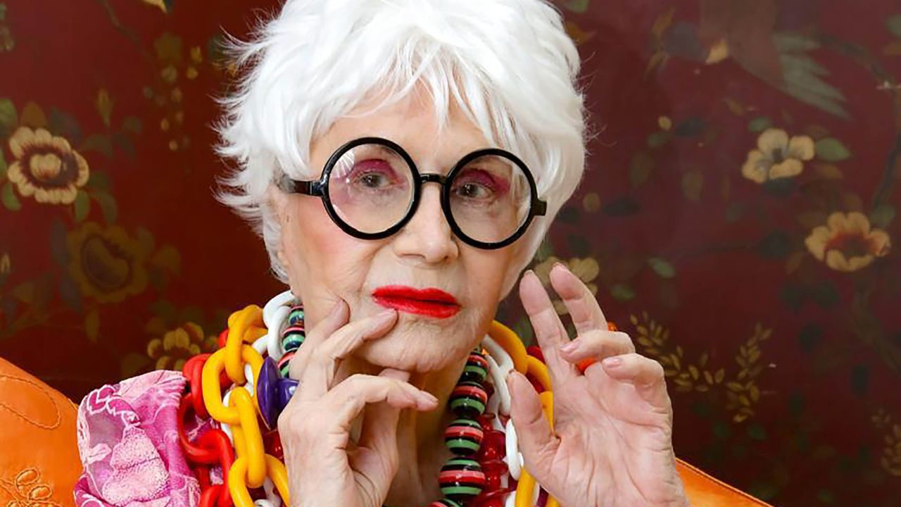 Rosamaria Murtinho interpreta Iris Apfel em “Uma Vida em Cores”, que estreia no Teatro I Love Prio, no Rio