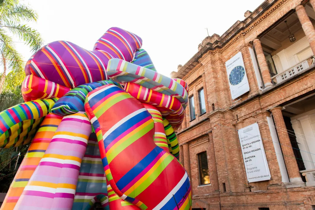 Exposição de artista Argentina, Marta Minujin, chega à Pinacoteca