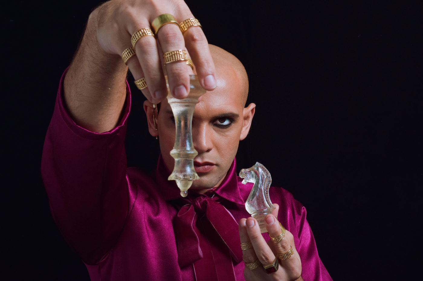 Espetáculo ”Capiroto” de Rodrigo França provoca reflexão sobre divindades e poder