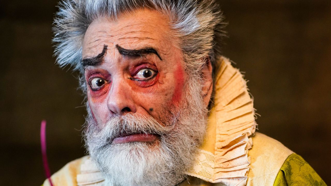 Entre a Cruz e os Canibais: Marcos Damigo revisita as origens de São Paulo em comédia farsesca no Teatro Arthur Azevedo