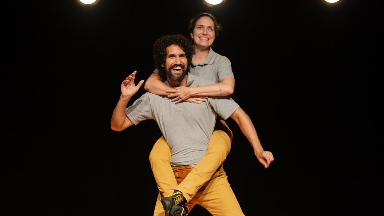 Não deixe que ELES percebam: comédia sobre burnout une humor e saúde mental no Teatro Arthur Azevedo