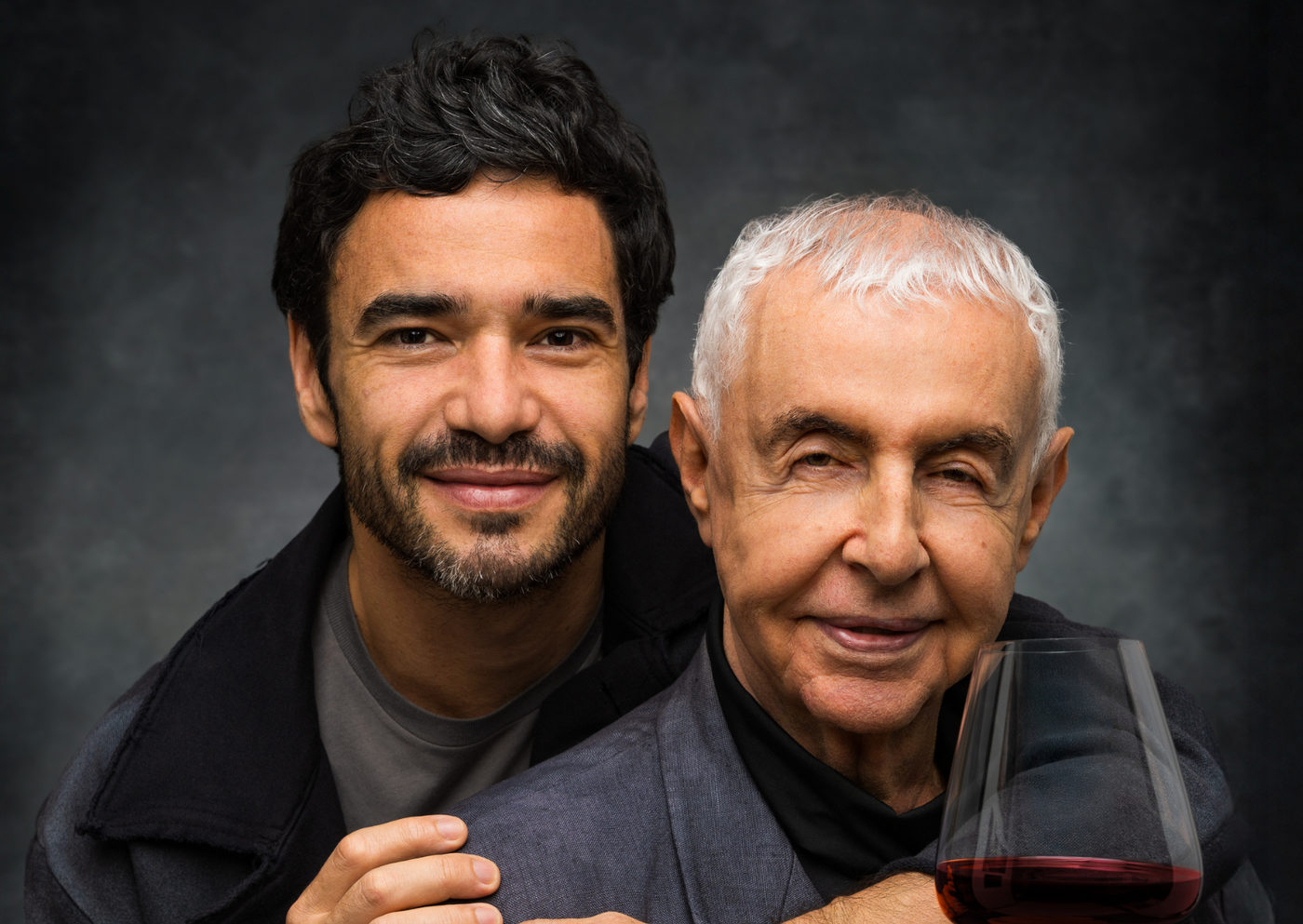 Espetáculo “Memórias do Vinho” entra nas últimas semanas no Teatro Renaissance com Elias Andreato e Caio Blat