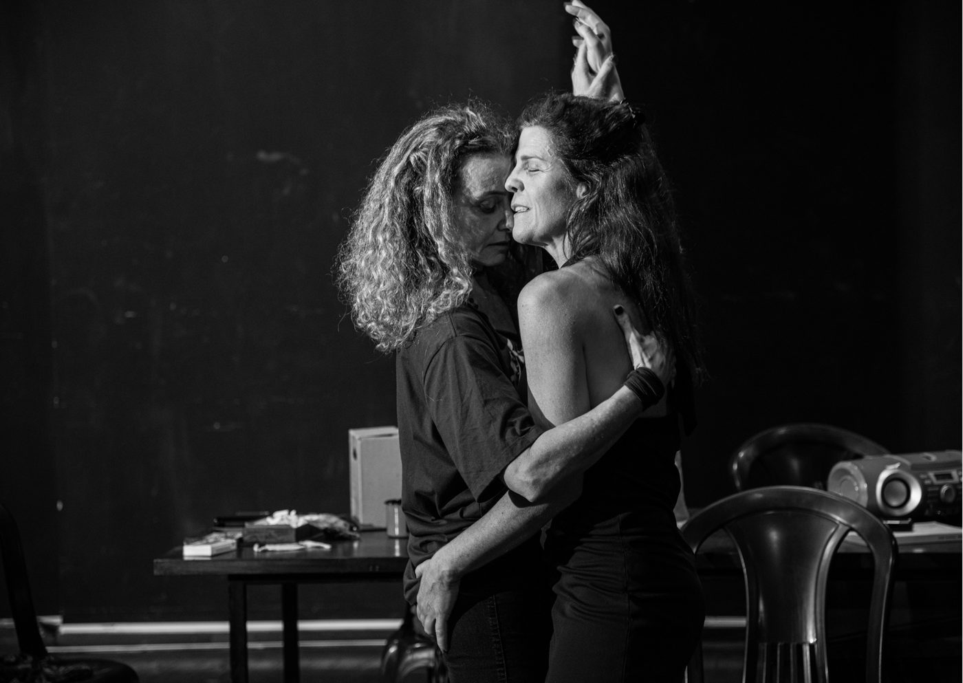 ”A Inquilina” estreia no Sesc Bom Retiro com Luisa Thiré e Carolyna Aguiar