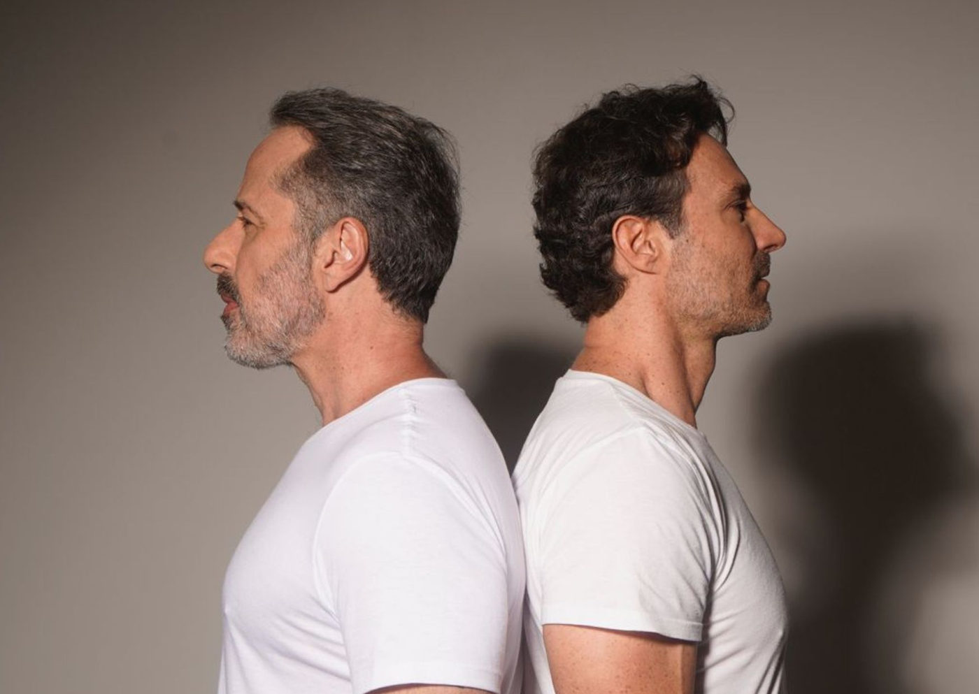 Peça “Entre Irmãos” estreia no Teatro FAAP com Fernando Pavão e Otávio Martins