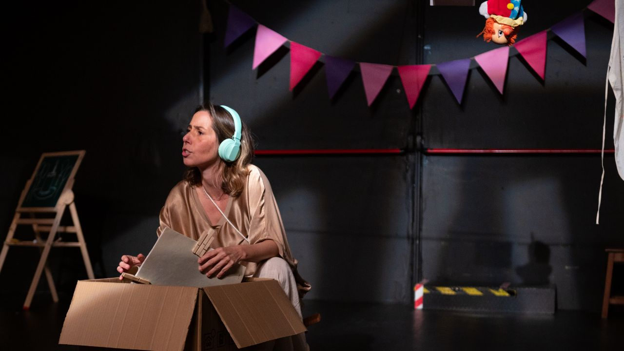 “Frágil” estreia em maio no Teatro Arthur Azevedo com relatos reais sobre ausência paterna