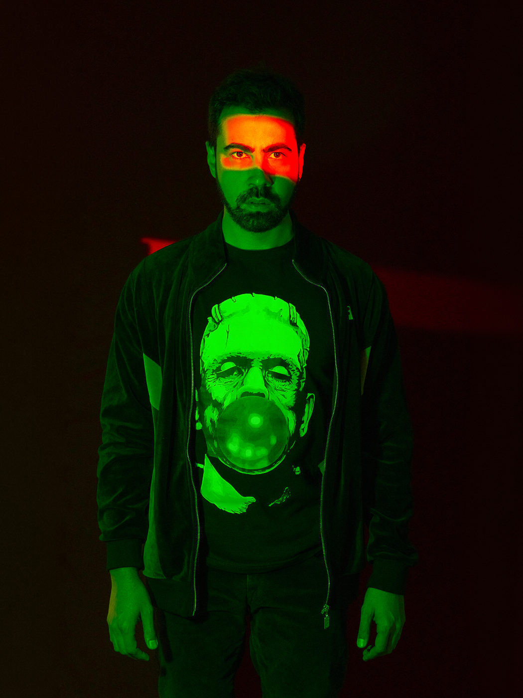 Espetáculo “Monstro” aborda adoção homoafetiva e intolerância em curta temporada na SP Escola de Teatro