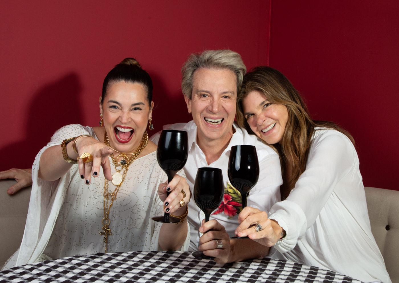 ”Cá Entre Nós” com Suzy Rêgo, Cristiana Oliveira e Eduardo Martini: Uma Celebração de 30 Anos de Amizade em Cartaz no Teatro União Cultural