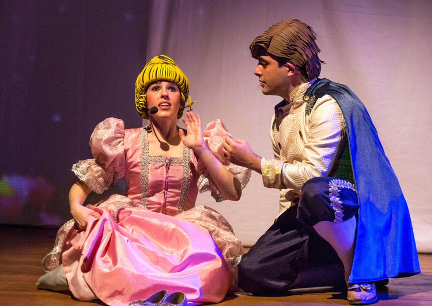 Dois atores interpretam 11 personagem em “Cinderela” que está em cartaz no Teatro Uol