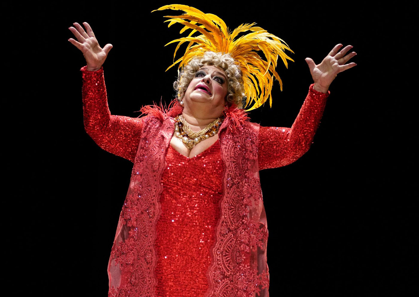 Grace Gianoukas faz 8 apresentações gratuitas do espetáculo “Nasci para ser Dercy”