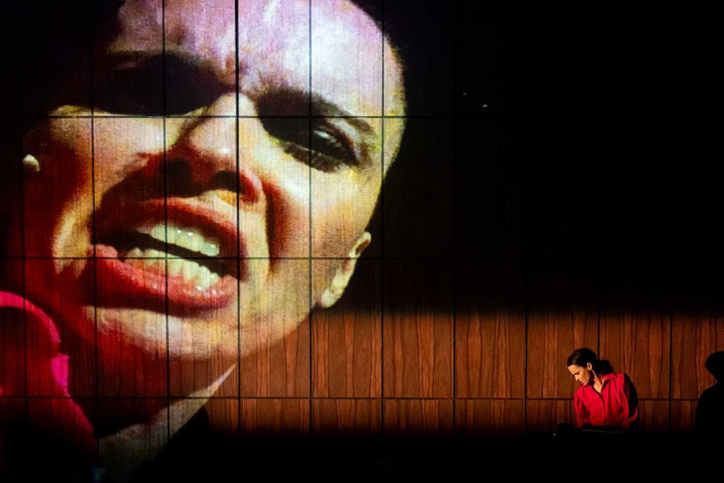 Débora Falabella brilha em espetáculo sobre violência de gênero