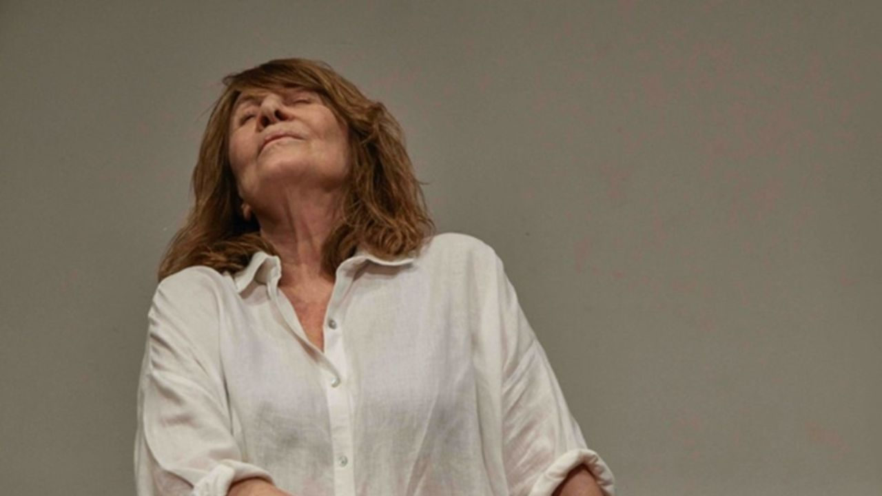 “Ao Vivo [dentro da cabeça de alguém]”, com Renata Sorrah, faz curta temporada no Sesc Guarulhos até 15 de março