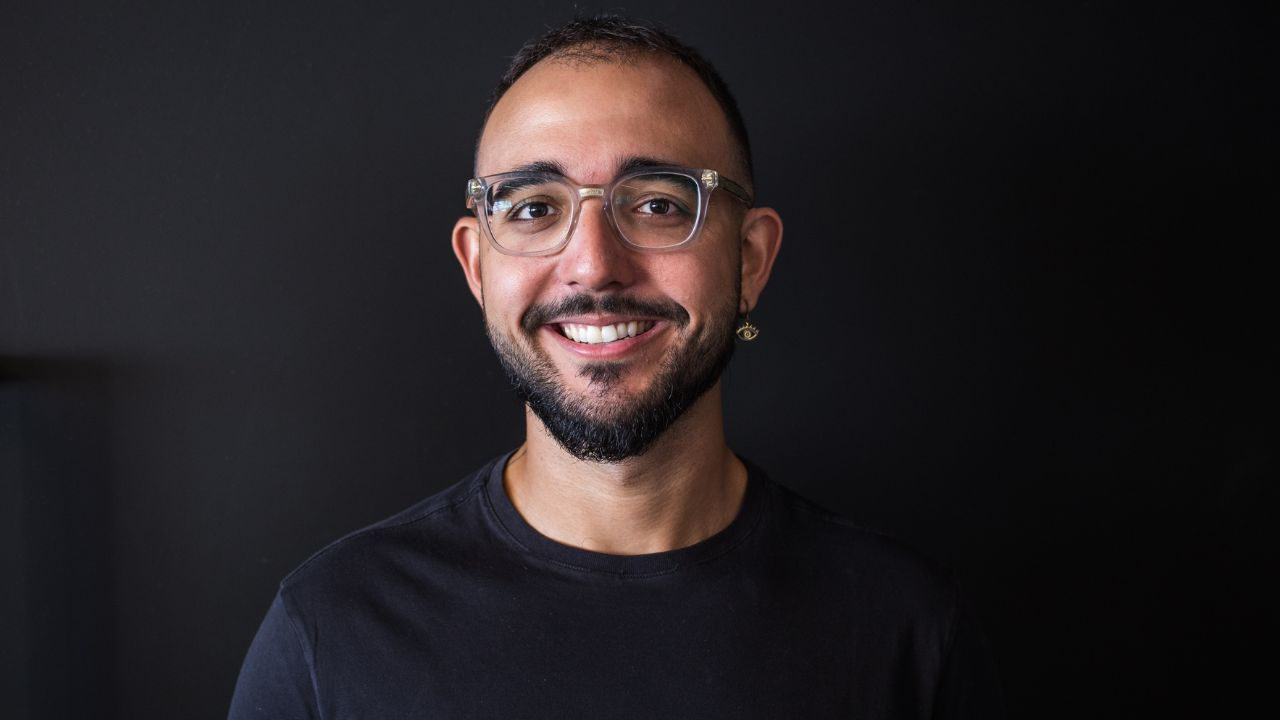 Raphael Montes anuncia novo suspense “A Estranha na Cama”, com adaptação audiovisual em desenvolvimento pela Netflix