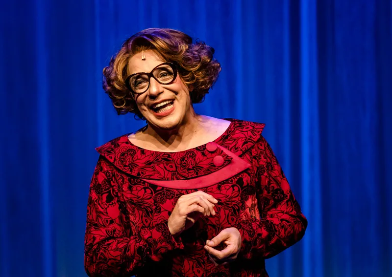 Marcelo Médici celebra 35 anos de carreira com a comédia “Dona Lola” no Teatro Renaissance